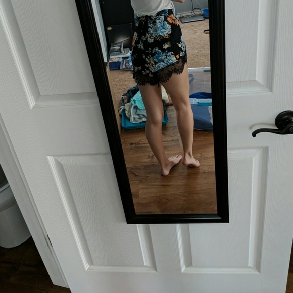 Flowy Floral Shorts - Picture 3 of 3